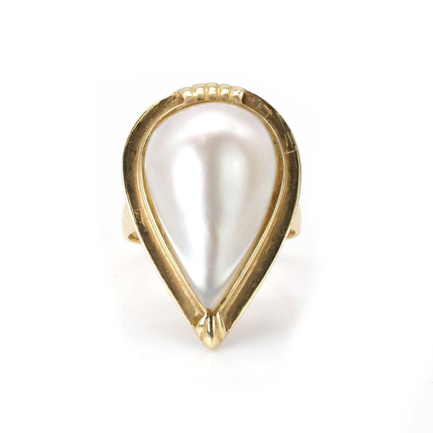 Lot 194 - A mabe pearl ring