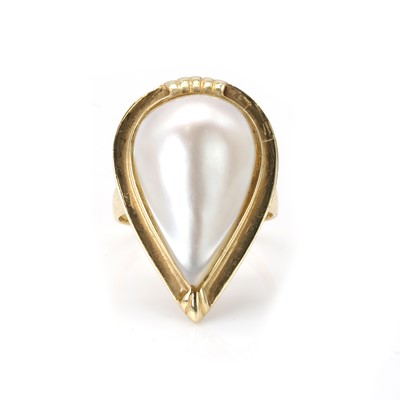 Lot 194 - A mabe pearl ring
