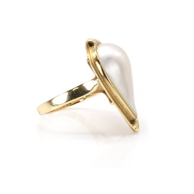Lot 194 - A mabe pearl ring