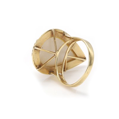 Lot 194 - A mabe pearl ring