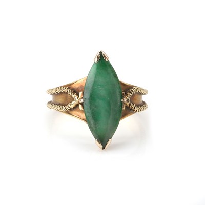 Lot 164 - A green hardstone ring