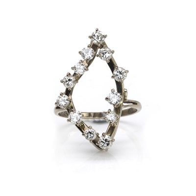 Lot 77 - A free form diamond cluster ring