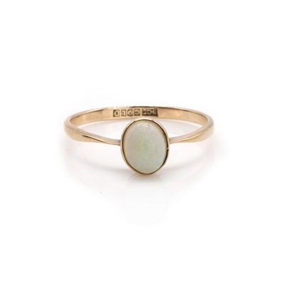 Lot 220 - An opal single stone ring