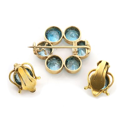 Lot 36 - A blue zircon circle brooch and a similar pair of earrings, c.1940s