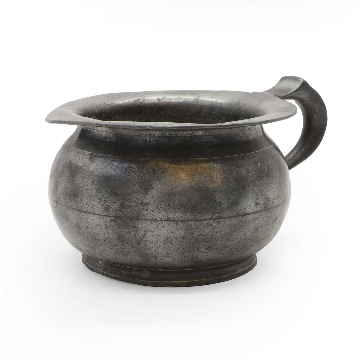 Lot 189 - An 18th century pewter chamber pot
