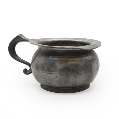 Lot 189 - An 18th century pewter chamber pot
