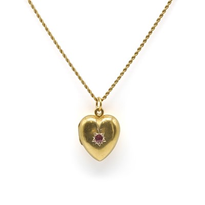 Lot 41 - An Edwardian 15ct gold ruby set locket pendant and chain