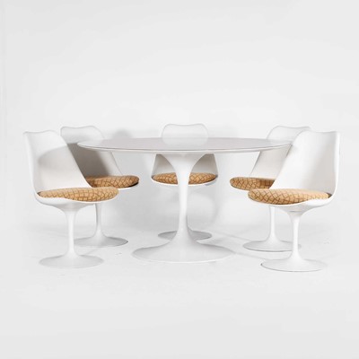 Lot 347 - A dining suite in the manner of Eero Saarinen for Knoll