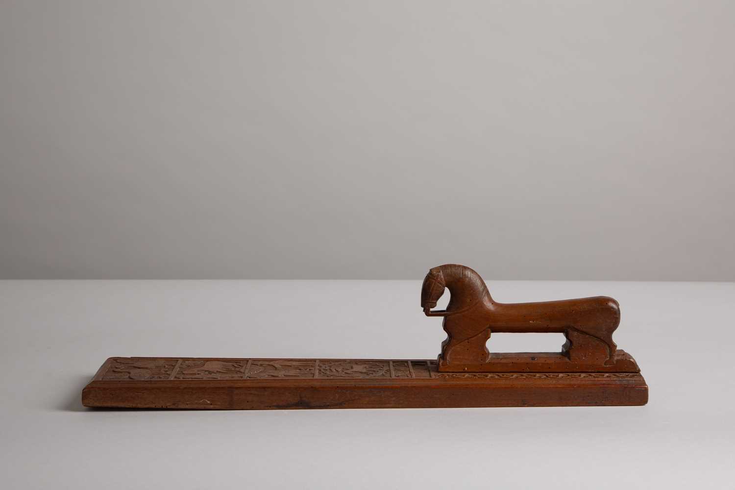 Lot 179 - A carved wood manglebraet