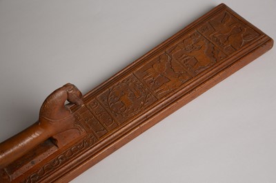 Lot 179 - A carved wood manglebraet