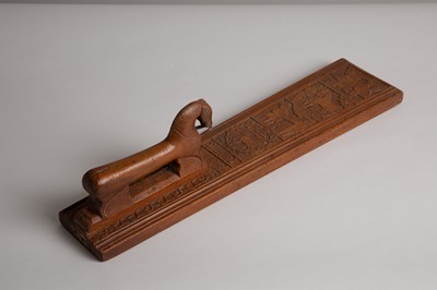 Lot 179 - A carved wood manglebraet