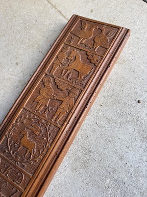 Lot 179 - A carved wood manglebraet