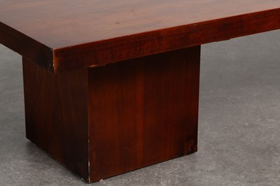 Lot 81 - An walnut extending coffee table