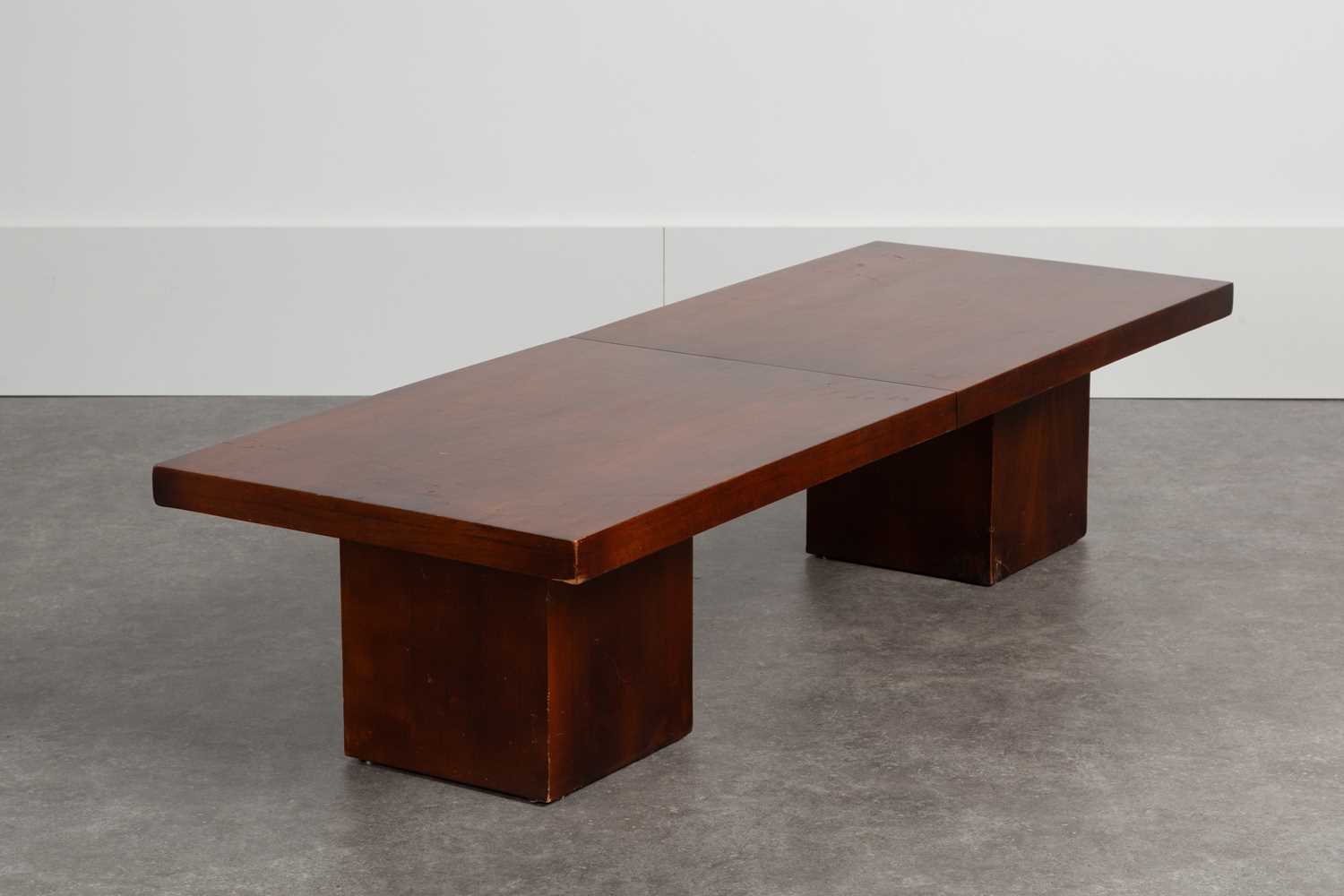 Lot 81 - An walnut extending coffee table