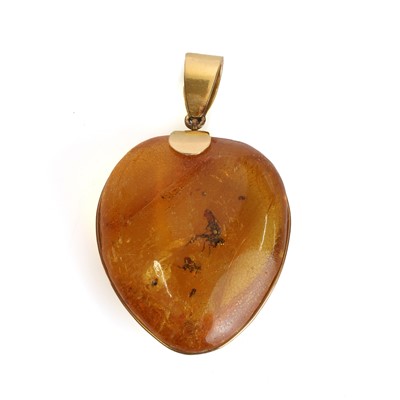 Lot 54 - An amber pendant