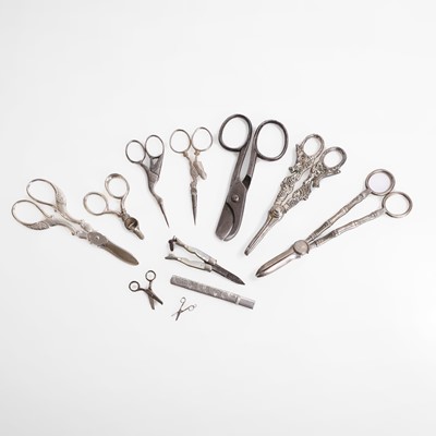 Lot 435 - A collection of eleven novelty and unusual scissors
