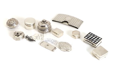 Lot 81 - An Edwardian silver pill box