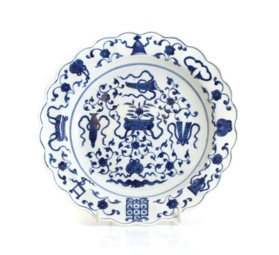 Lot 195 - A First Period Worcester porcelain 'Hundred Antiques' pattern dish