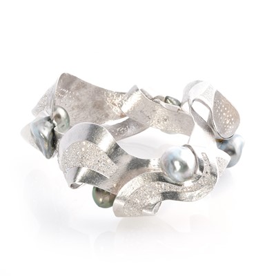 Lot 269 - Ken Bolan and Marinette Domon: a white gold, Tahitian pearl and diamond 'Baroque' bangle