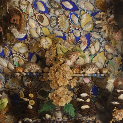 Lot 22 - A shell diorama/valentine grotto