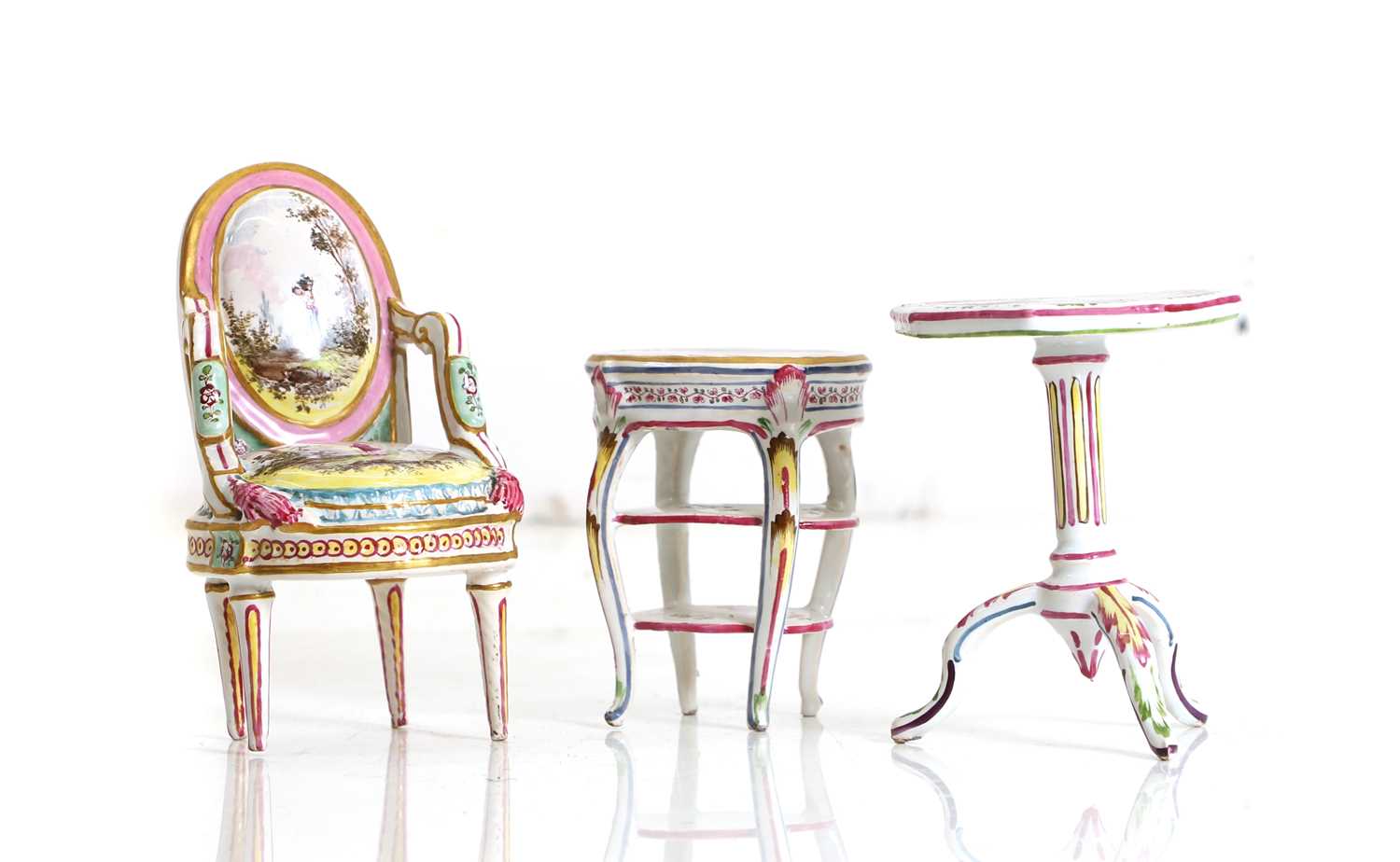 Lot 221 - Dolls house furniture