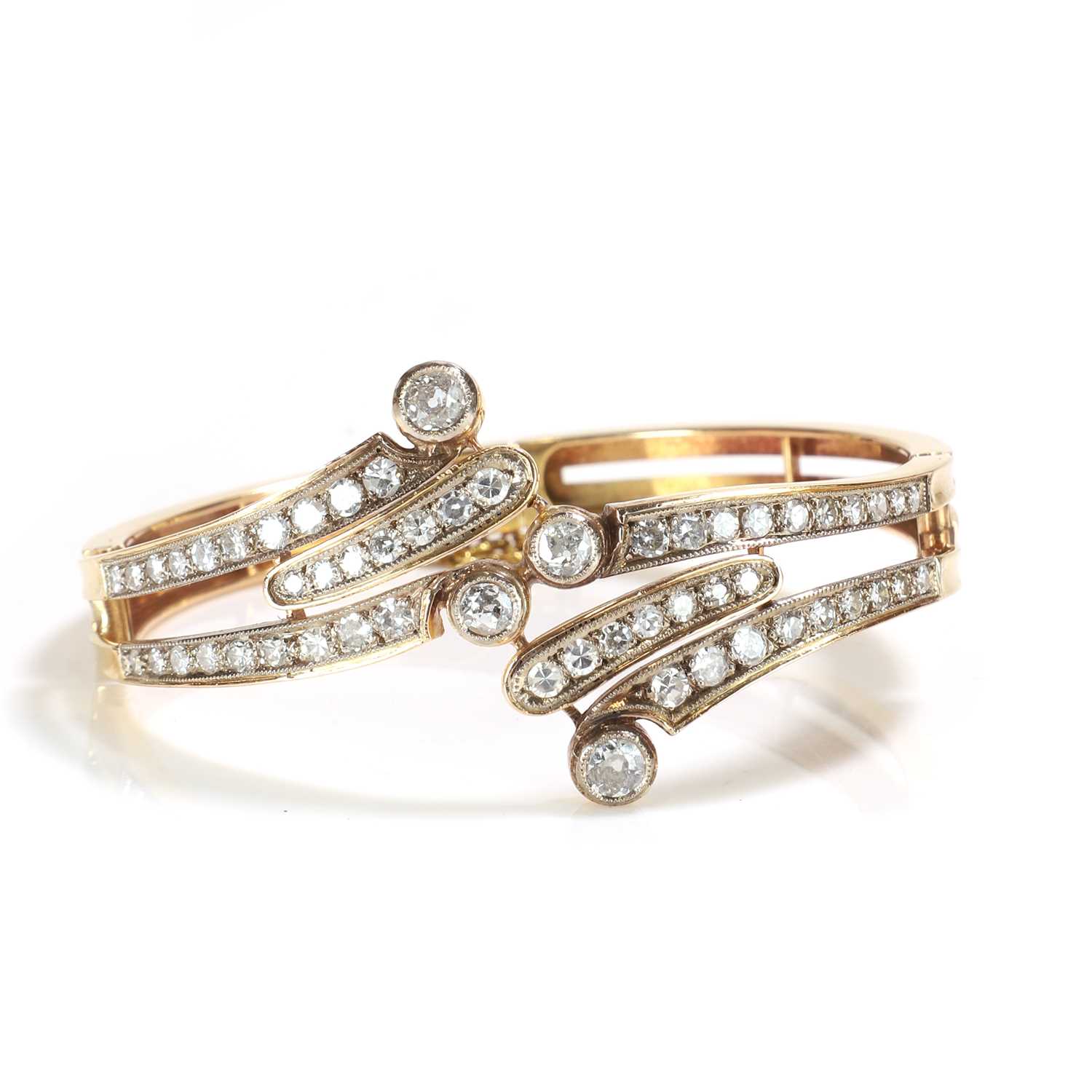 Lot 43 - A diamond crossover design hinged bangle