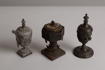 Lot 109 - A cast iron inkwell