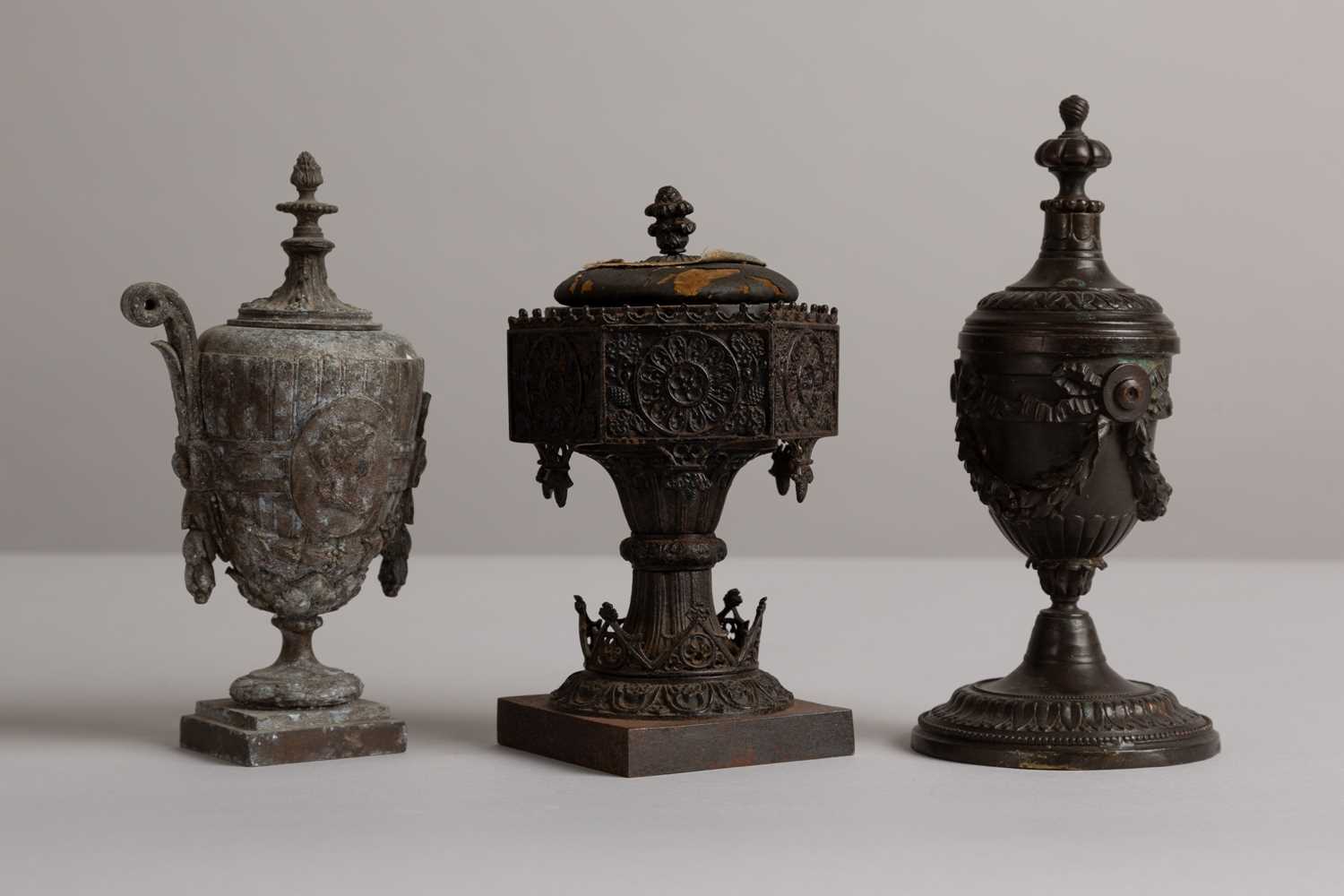 Lot 109 - A cast iron inkwell