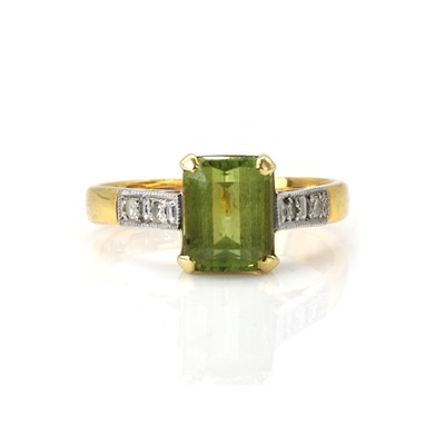 Lot 185 - A peridot and diamond ring