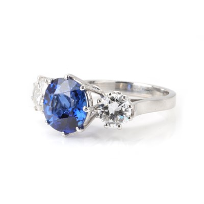Lot 242 - An unheated sapphire and diamond three stone ring
