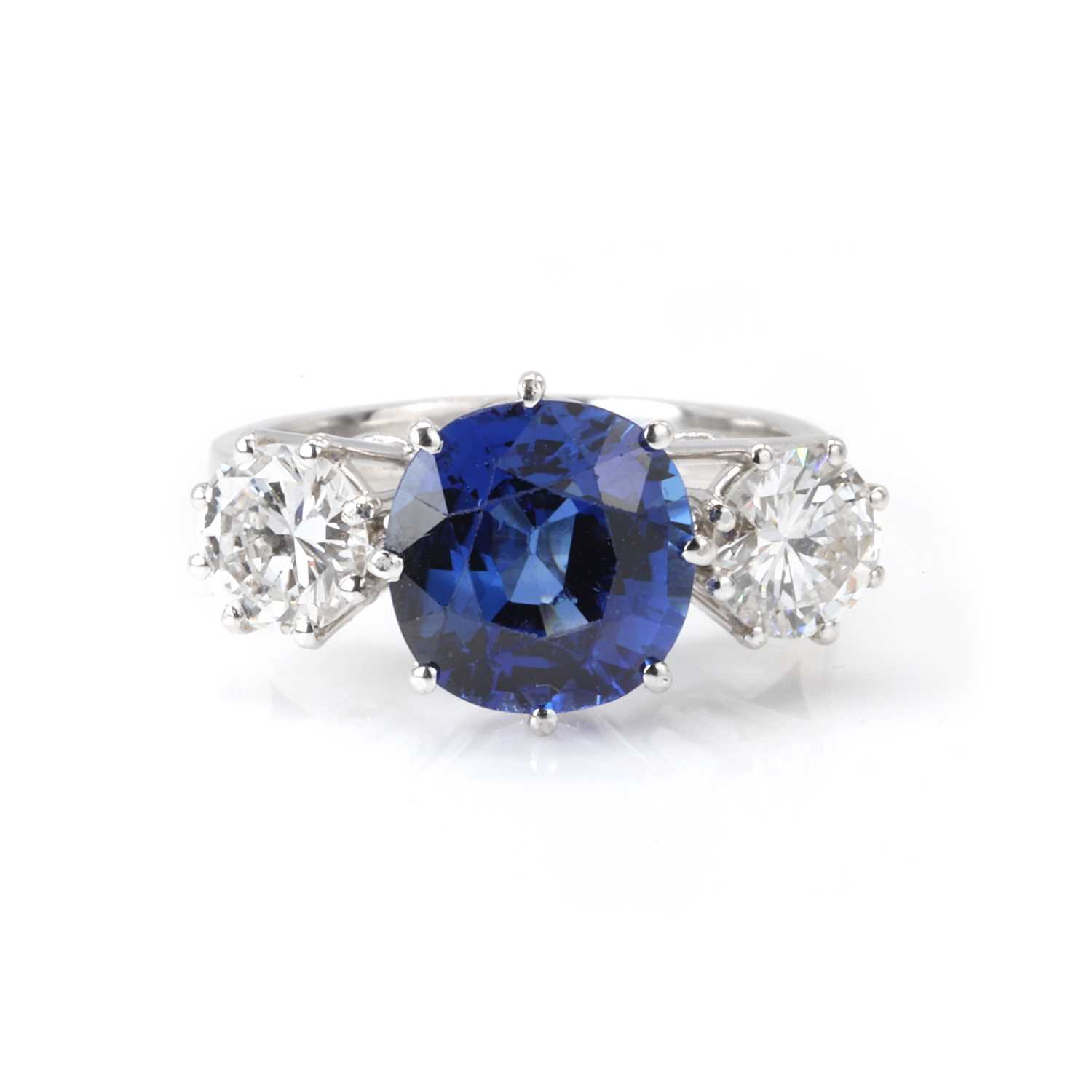 Lot 242 - An unheated sapphire and diamond three stone ring