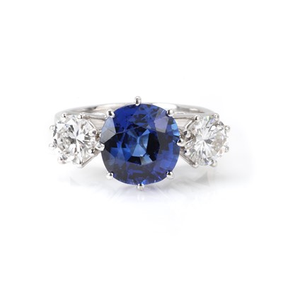 Lot 242 - An unheated sapphire and diamond three stone ring
