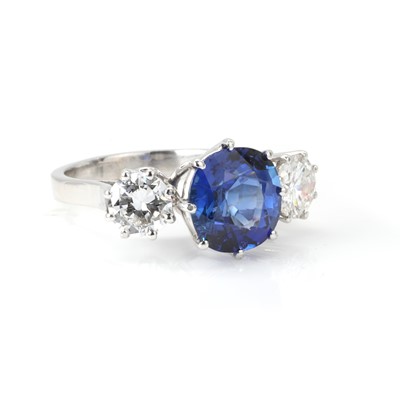 Lot 242 - An unheated sapphire and diamond three stone ring