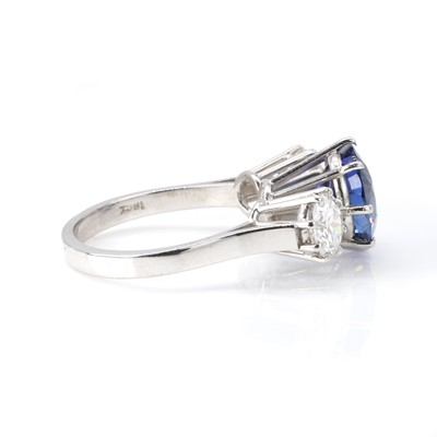 Lot 242 - An unheated sapphire and diamond three stone ring