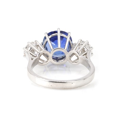 Lot 242 - An unheated sapphire and diamond three stone ring