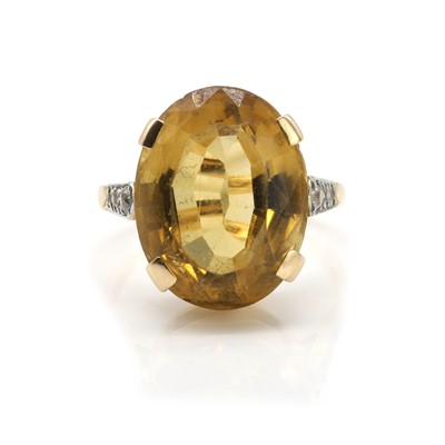 Lot 160 - A citrine and diamond ring