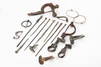 Lot 194 - A large group of Roman antiquities