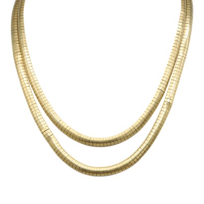 Lot 236 - An 18ct gold two row omega chain necklace