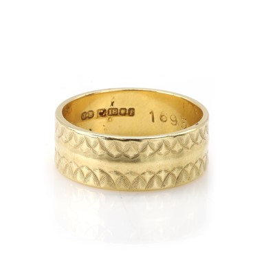 Lot 476 - An 18ct gold band ring