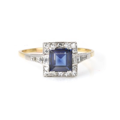 Lot 141 - An unheated sapphire and diamond cluster ring