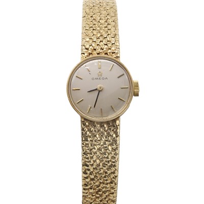 Lot 562 - A ladies' 9ct gold Omega mechanical bracelet watch