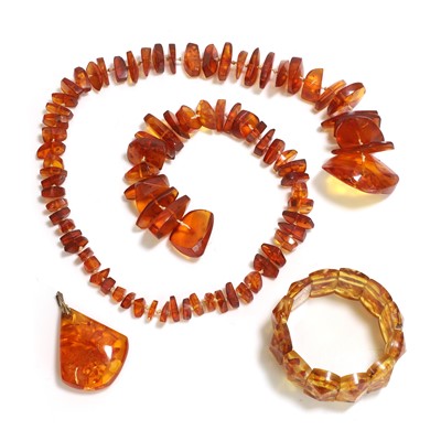 Lot 447 - A group of amber jewellery