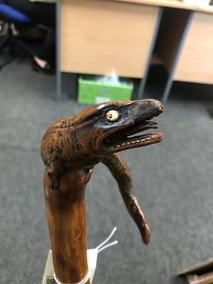 Lot 45 - A carved oak lizard handle cane