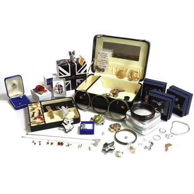 Lot 387 - A collection of gold, silver and costume jewellery