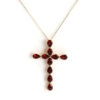 Lot 166 - A garnet cross pendant