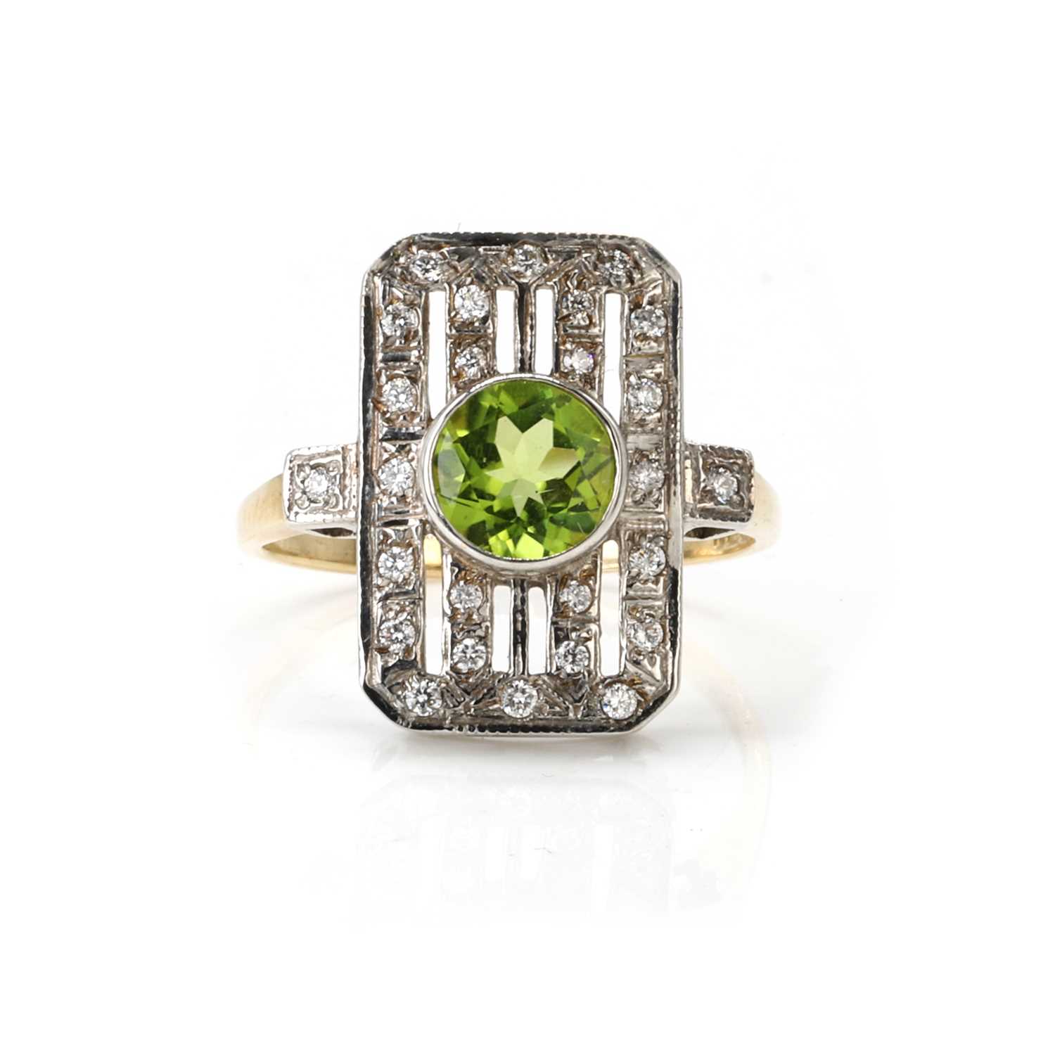 Lot 184 - A 9ct gold peridot and diamond plaque ring