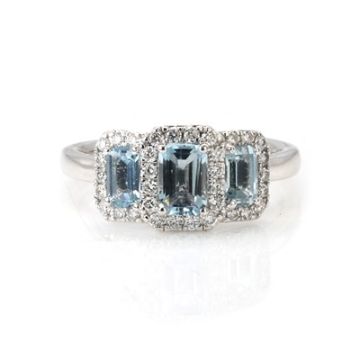 Lot 152 - A platinum aquamarine and diamond cluster ring