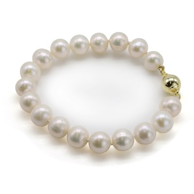 Lot 277 - A single row freshwater cultured pearl bracelet