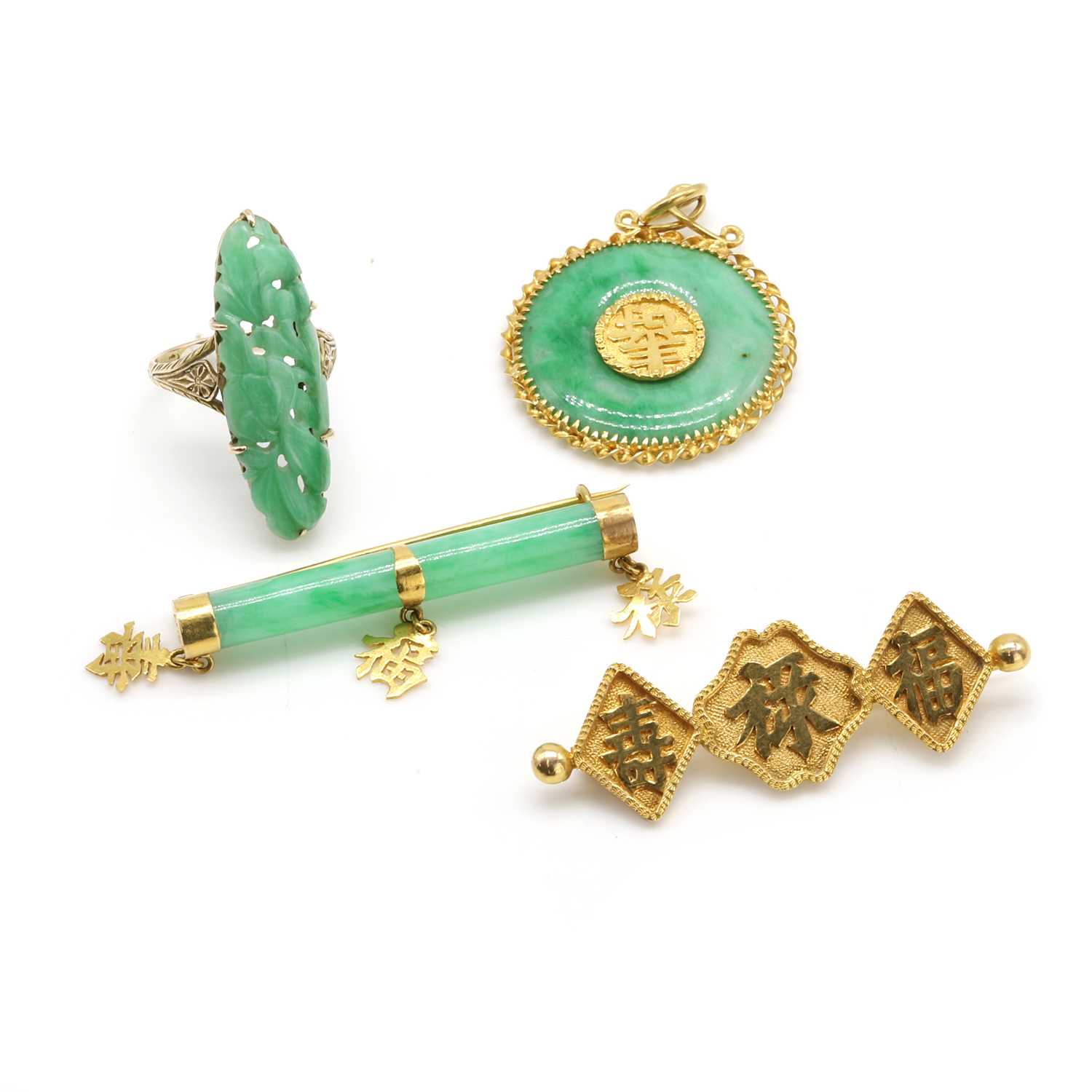 Lot 342 - A group of Chinese gold and jade jewellery