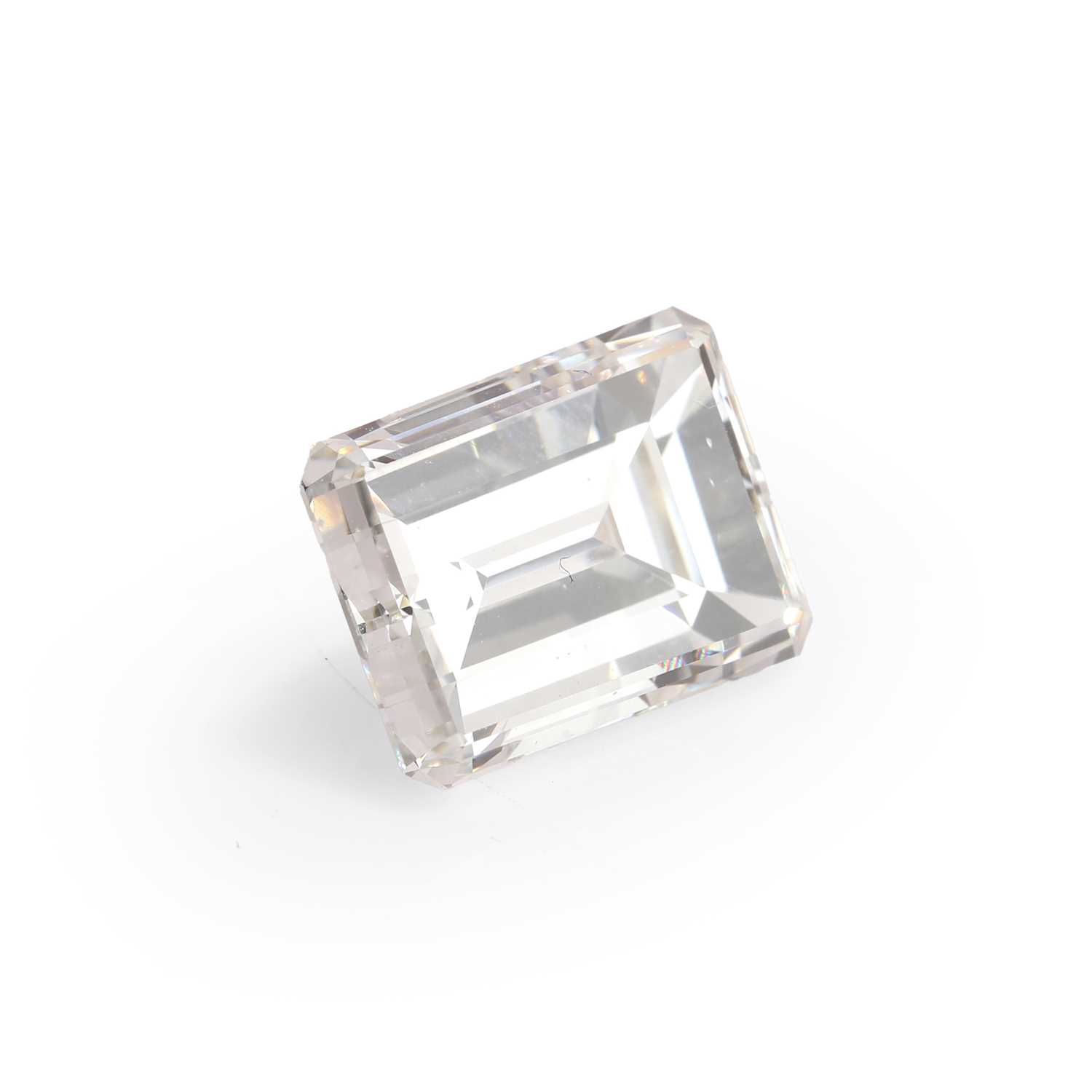 Lot 252 - An unmounted emerald cut diamond